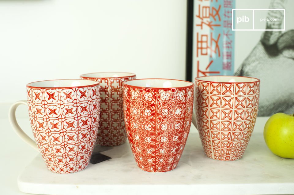 Vier romantische Tassen, inspiriert vom skandinavischen Stil.