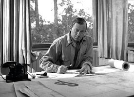 Alvar Aalto hinter seinem Tisch