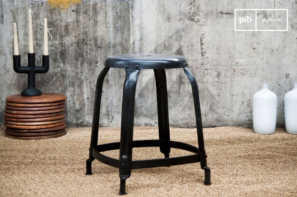 Schöner Werkstattstuhl aus schwarzem Metall.