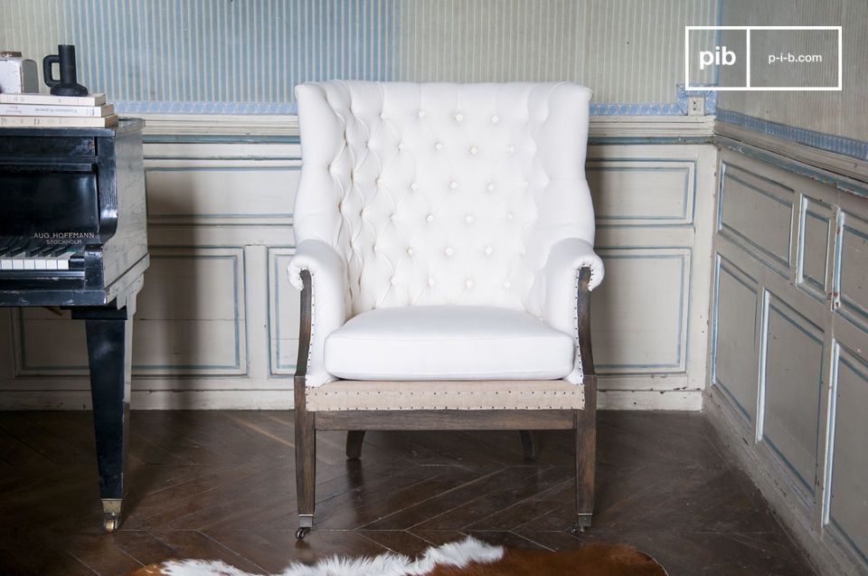 Das Design des Sessels ist von einem erhabenen bohemischen Stil.