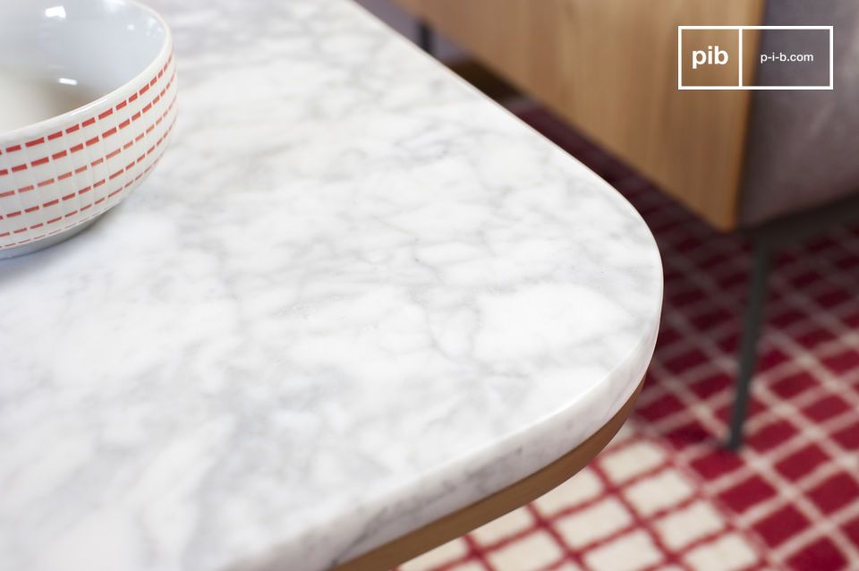 Weiße Marmorplatte mit Rippen, die jeden Tisch einzigartig machen.