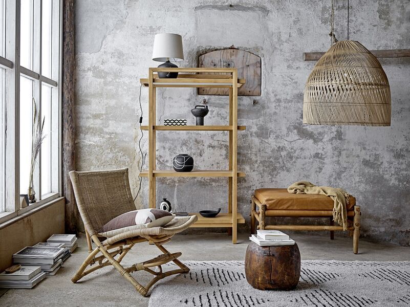 Beistelltische aus Holz, Stühle aus Bambus und Hängeleuchten aus Rattan
