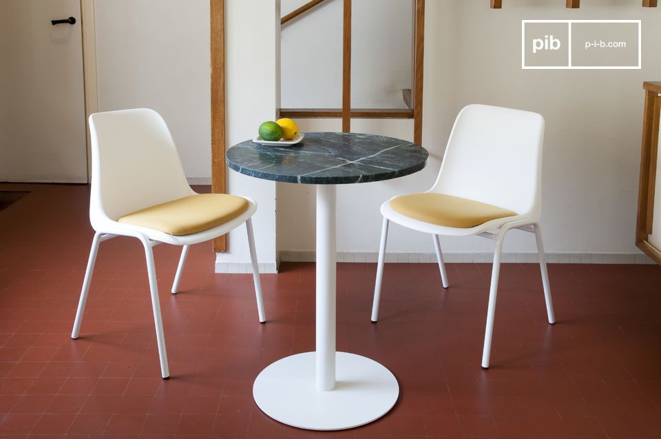 Tisch in Form eines Bistrotisches mit einer marmorierten Platte.