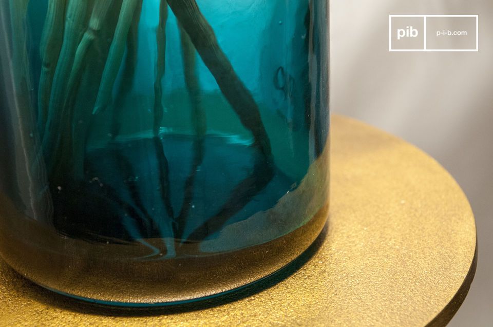 Der Boden der Vase ist mit einem ziemlich transparenten Blau gefärbt.