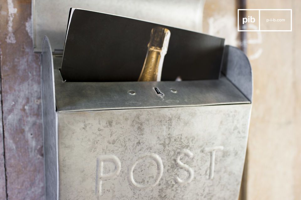 Der Briefkasten Epistula ist ganz in Metall gefertigt