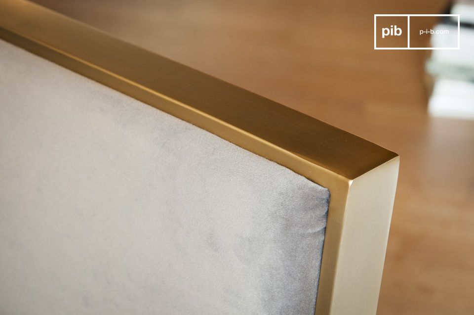 Goldmetallkontur, die der grauen Farbe des Samts entspricht.