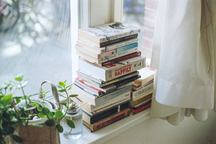 Bücher auf der Fensterbank aufbewahren