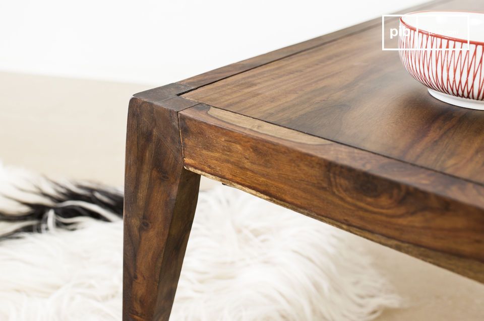 Der Couchtisch Kitell ist ein wunderschönes Möbelstück welches Eleganz in Ihr Wohnzimmer bringt