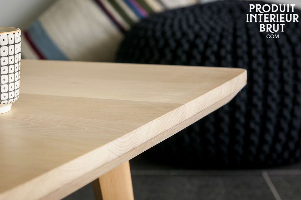 Der Tisch Möka mit seinen klaren Linien besteht ganz aus Buchenholz