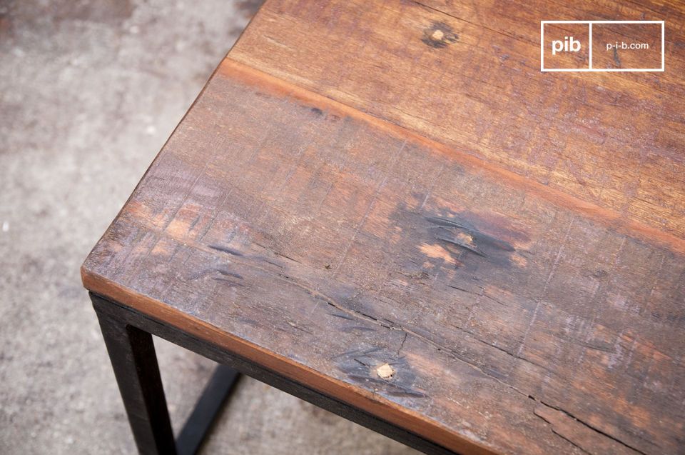 Recyceltes Massivholz macht den Tisch einzigartig.