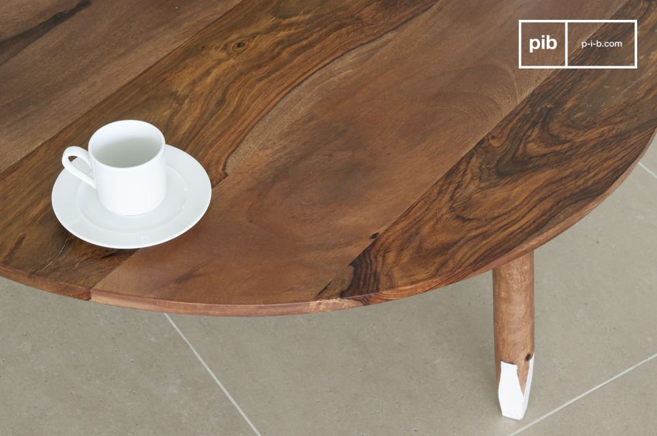 Der Tisch besitzt eine originelle Farbkombination : Die runden Füße sind am Ende facettiert und