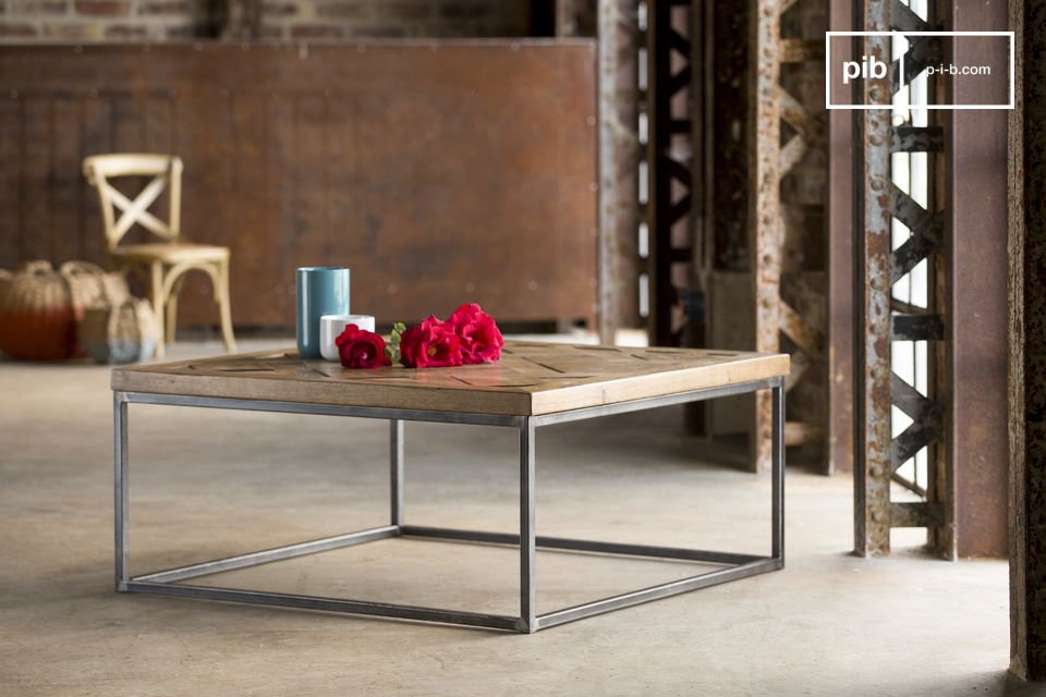 Quadratischer Tisch, der bearbeitetes Holz und unbehandeltes Metall kombiniert.