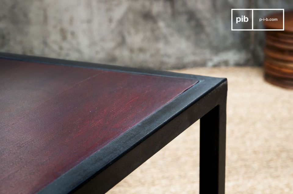 Die fein gearbeitete Stahlkonstruktion trägt zum Gefühl der Leichtigkeit des Tisches bei.