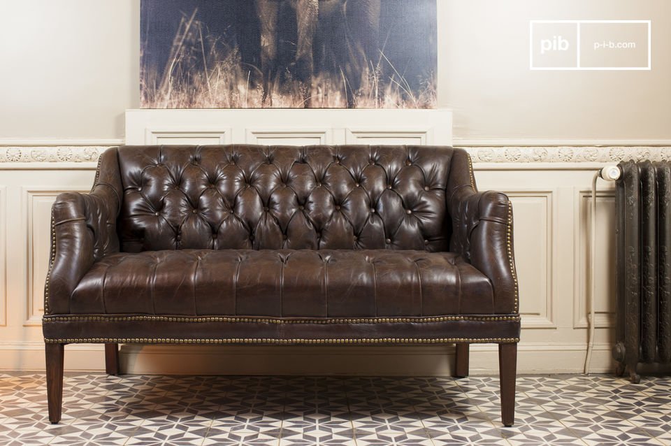 Schickes Retro Sofa ganz aus gealtertem Leder