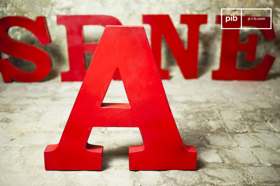 Schönes rotes Metallzeichen Buchstabe A.