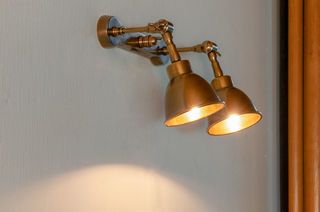 Doppel-Bistro-Wandlampe aus gealtertem Messing