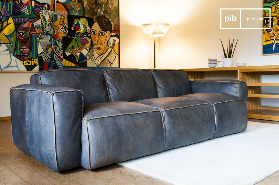 Ausgewogenes Sofa, mit bemerkenswerten Oberflächen. Ein Schlüsselelement des Wohnzimmers.