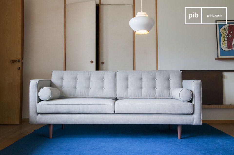 Grafische Form, leichter Stoff, ein einfaches, aber feines Sofa.