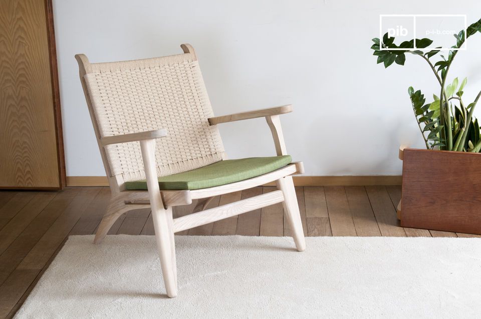 Ein natürlicher Sessel, der blondes Holz, geflochtenes Rattan und olivgrün kombiniert.