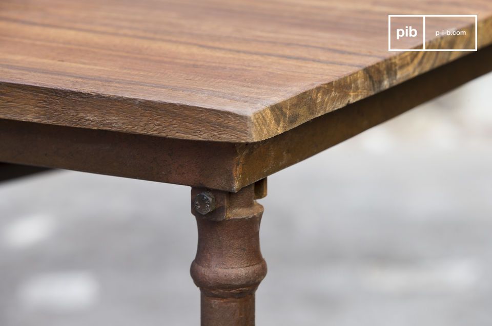 Der Tisch ist auf einer schönen Stahlkonstruktion montiert.