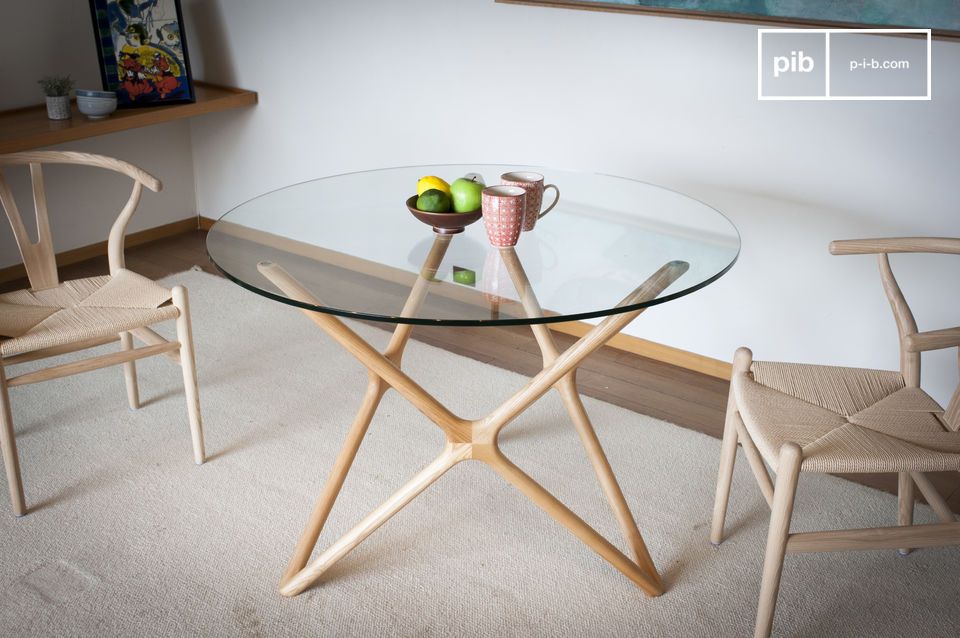 Tisch aus Glas und klarem Holz für ein ultra-designtes Set.