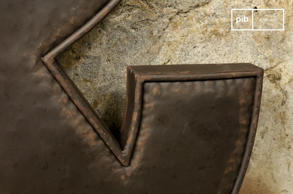 Dieser Deko-Buchstabe im resoluten Vintage-Industriedesign ist aus braunem Metall mit einer schönen