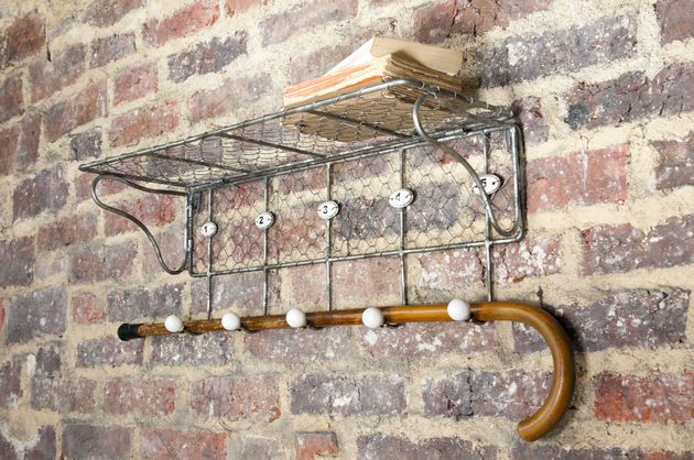 Gitter-Regal mit nummerierten Haken