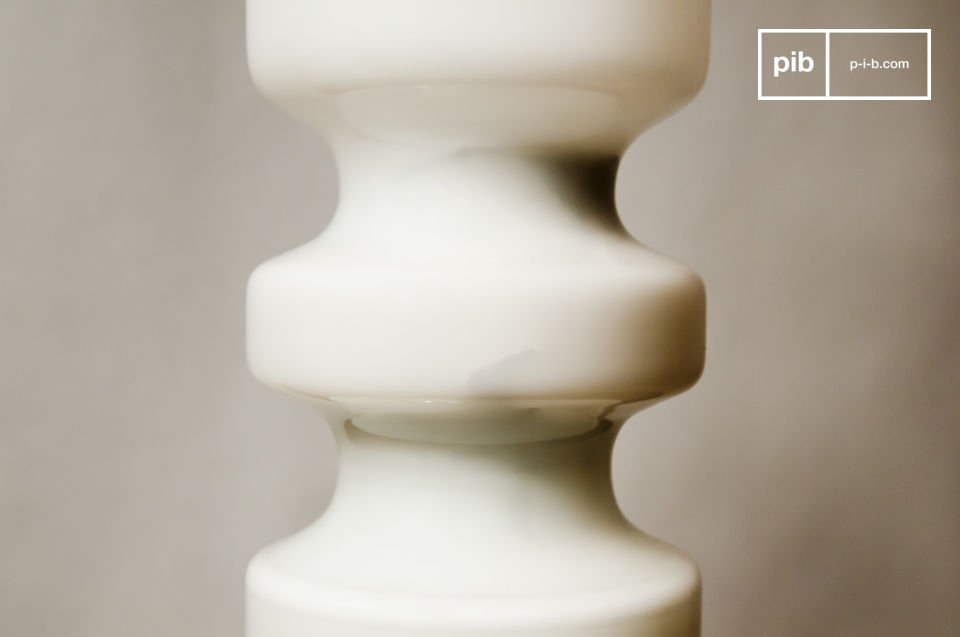 Weiße Vase im grazilen Vintage-Design