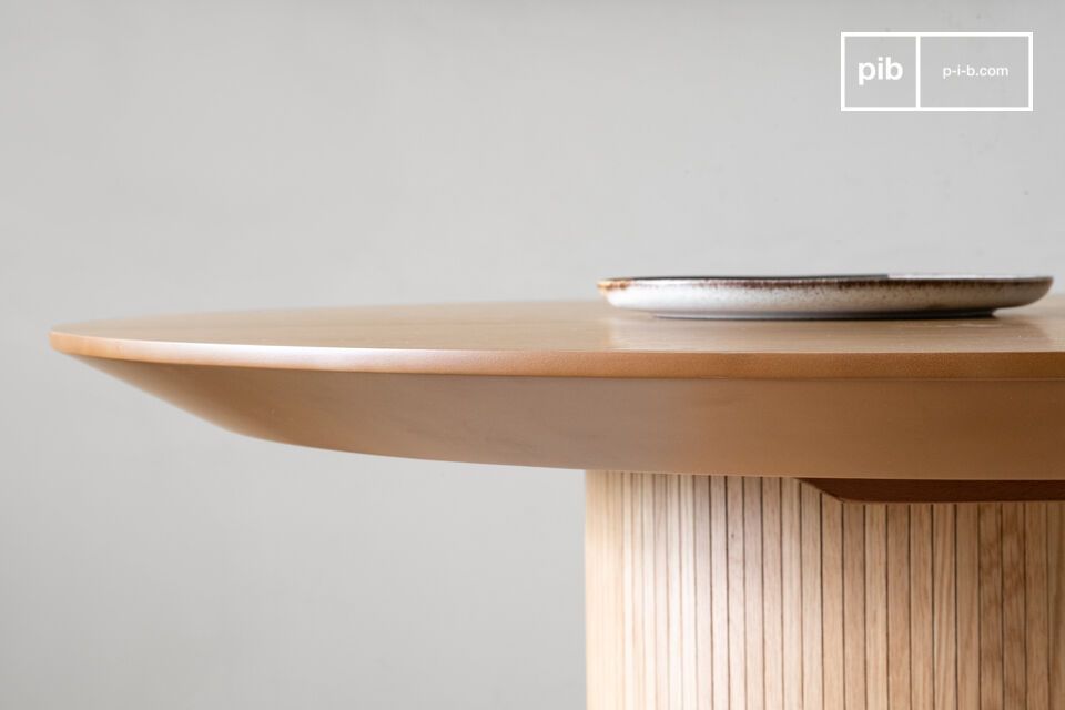 Großer ovaler Esstisch, der die Harmonie des skandinavischen Designs zeigt