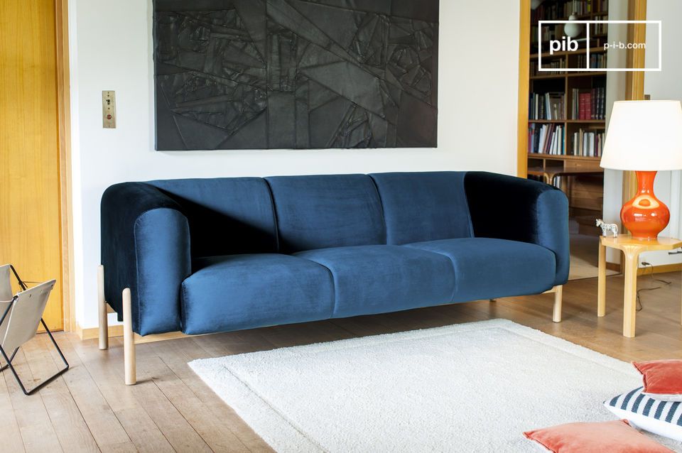 Ein 3-Sitzer-Sofa mit zeitlosem skandinavischem Flair, perfekt für einen Hauch Farbe