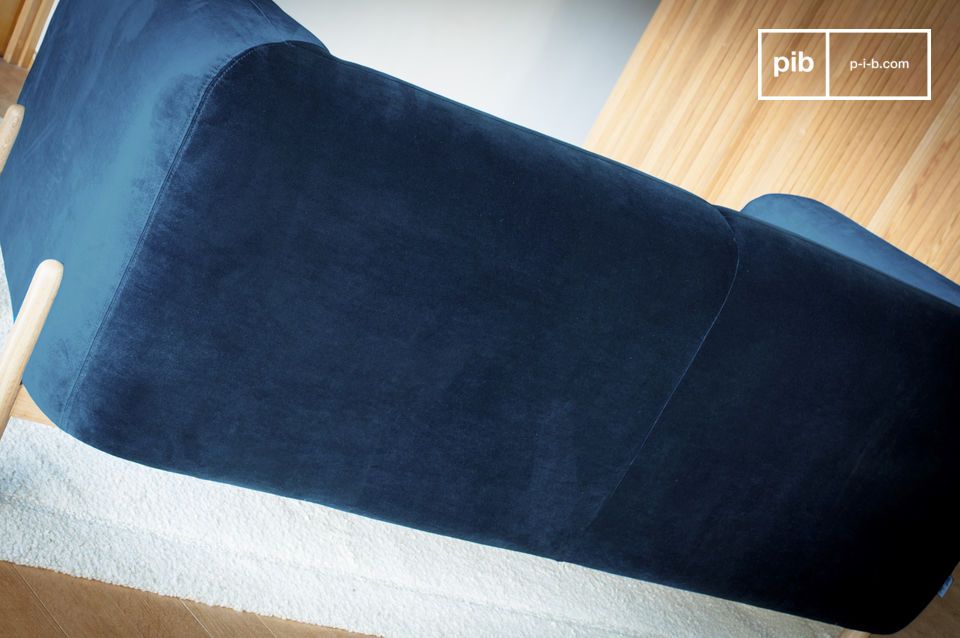 Dieser tiefblaue Samt ist Teil des zeitlosen vintage Looks des Sofas Viela und lässt sich leicht an