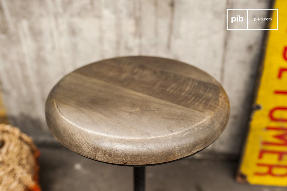 Der runde Sitz ist aus Holz gefertigt, das zu grau tendiert.