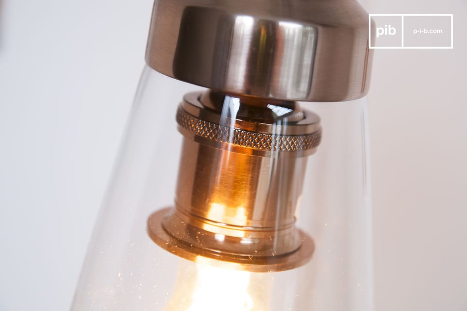 Diese Hängeleuchte ist ausgestattet mit einem Lampenschirm in der Form eines Kegels aus Glas