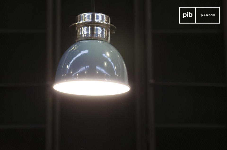 Das weiße Innere der Lampe sorgt für eine gute Reflexion des Lichts.