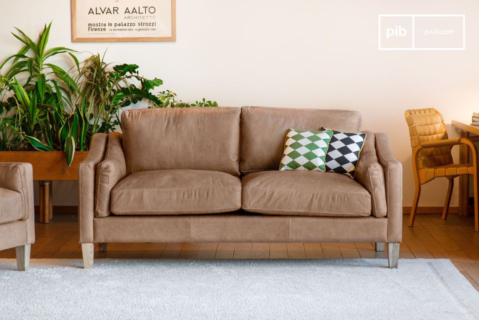 Ein ausgefallenes Sofa mit zart sandgestrahlten Farbtönen.