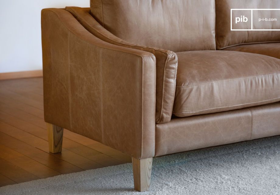 Kombiniert mit einem Teppich in einem Wohnzimmer, wird dieses Sofa die anspruchsvollsten Gäste begeistern.