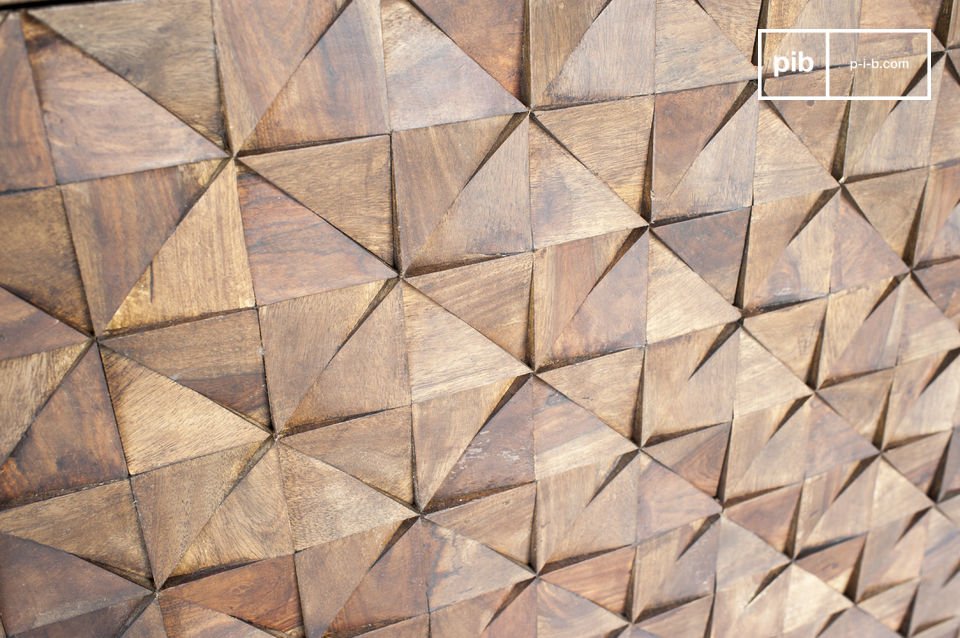 Bis zu 500 Dreiecke aus Holz wurden per Hand an die Türen angebracht um diesen exeptionellen retro