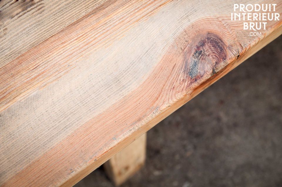 Dieser Esstisch besteht aus 100% Massivholz und besitzt eine rohe und schlichte Ausführung