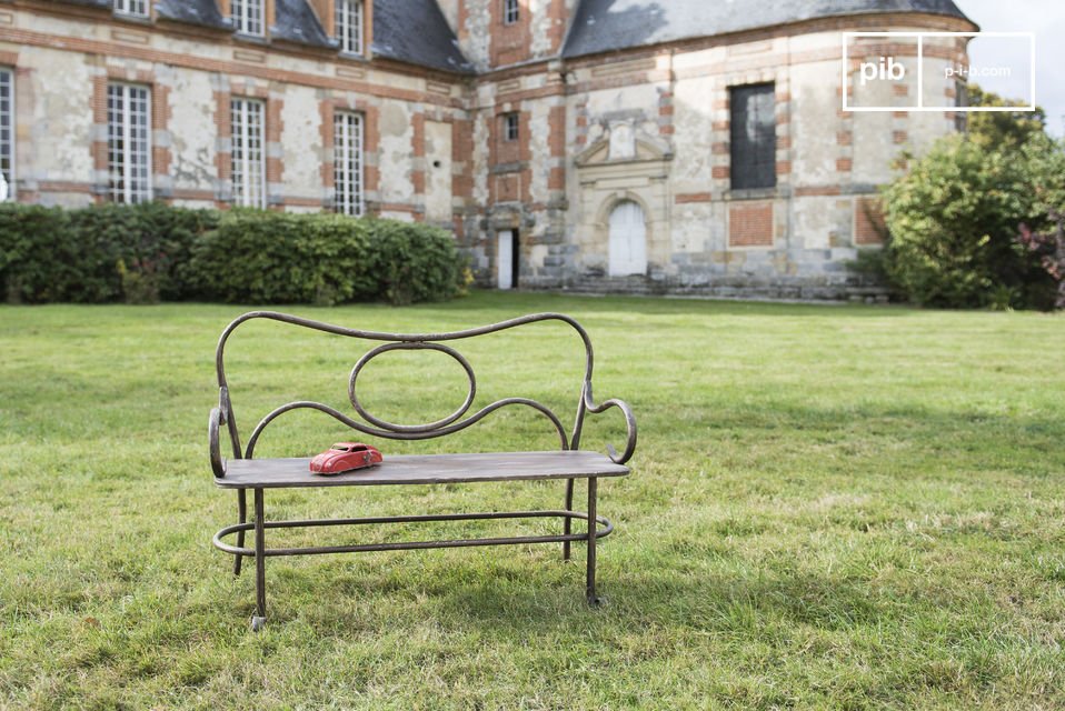 Aus patiniertem Metall hergestellt wird es in Ihrem Garten glänzen.