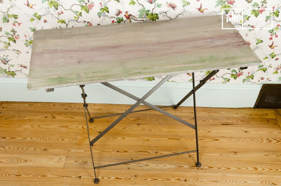 Mit seiner Tischplatte aus pastellfarbenen patiniertem Holz verleiht dieser Konsolentisch Ihrem