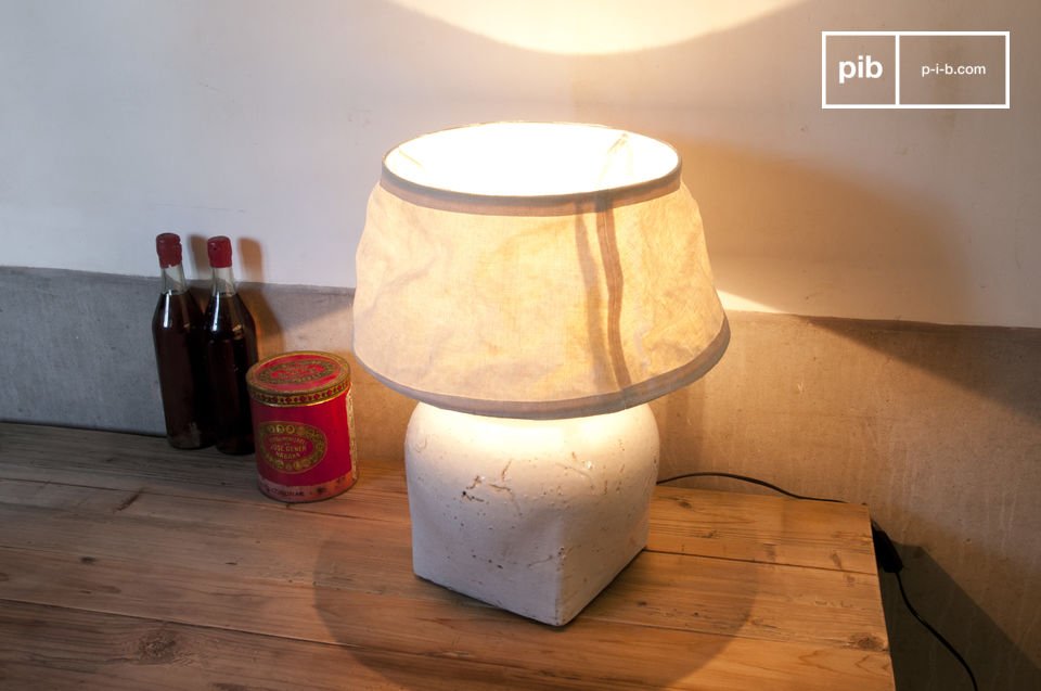 Schöne Terrakotta-Lampe auf Holztablett.