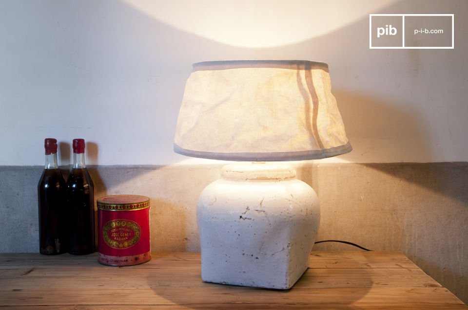 Schöne Terrakotta-Lampe auf Holztablett.
