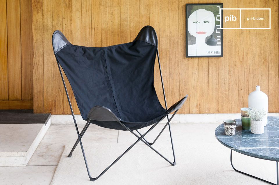 Sessel aus schwarzem Canvas und mit einer mattzylindrischen Metallstruktur.