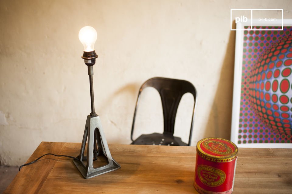 Lampe mit pyramidenförmigen Füßen, die von einer Metallstange durchbohrt werden.