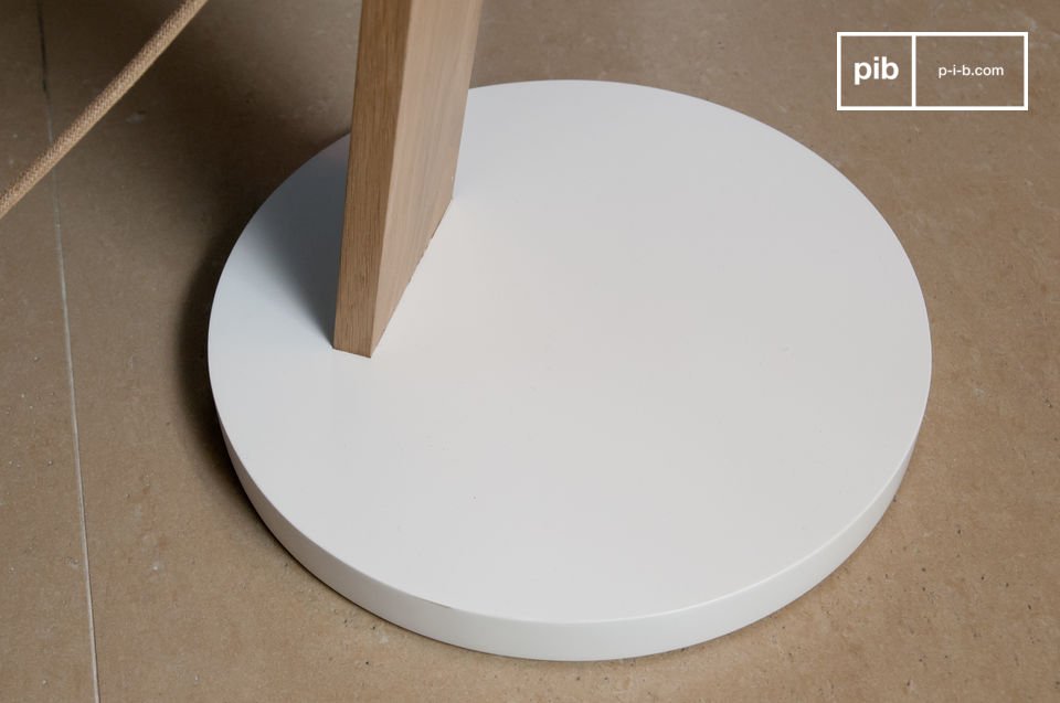 Ein minimalistischer, perfekt runder und völlig weißer Fuß, der die Lampe bereichert.