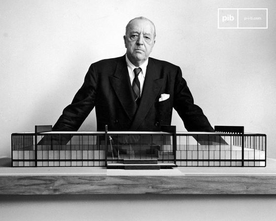 Ludwig Mies van der Rohe, einer der drei bahnbrechenden Architekten, die die Universalität und Zweckmäßigkeit des Internationalen Stils vorantrieben