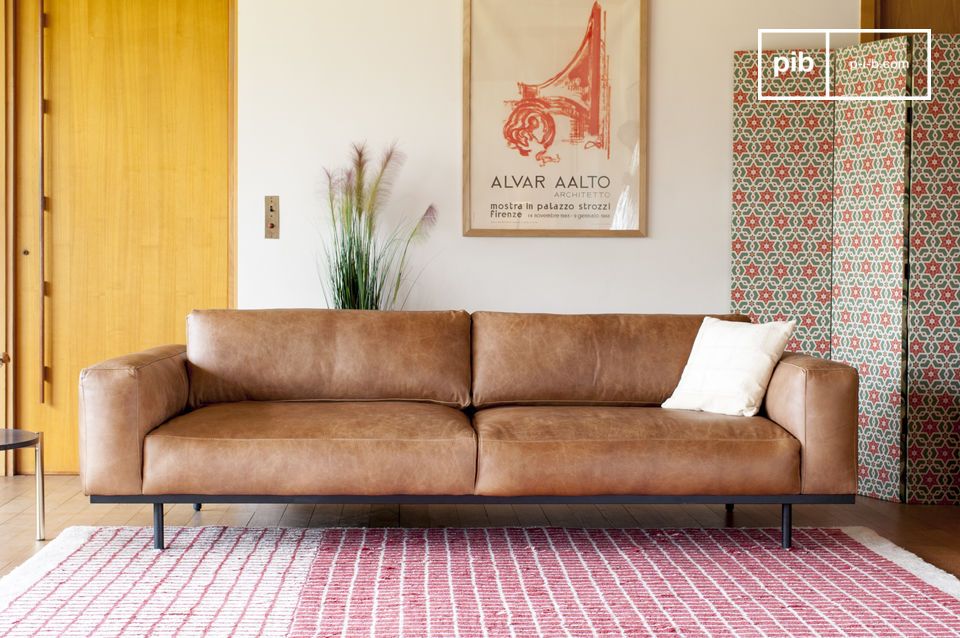 Ein Sofa mit harmonischem Design, elegant getragen von einer Metallstruktur.
