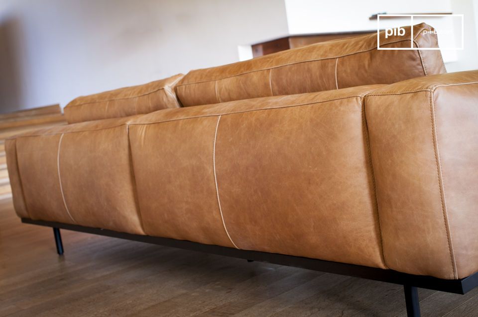 Die Rückseite des Sofas ist perfekt verarbeitet, so dass es in der Mitte des Wohnzimmers positioniert werden kann.