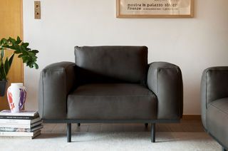 Mandel Sessel aus Graphit Leder