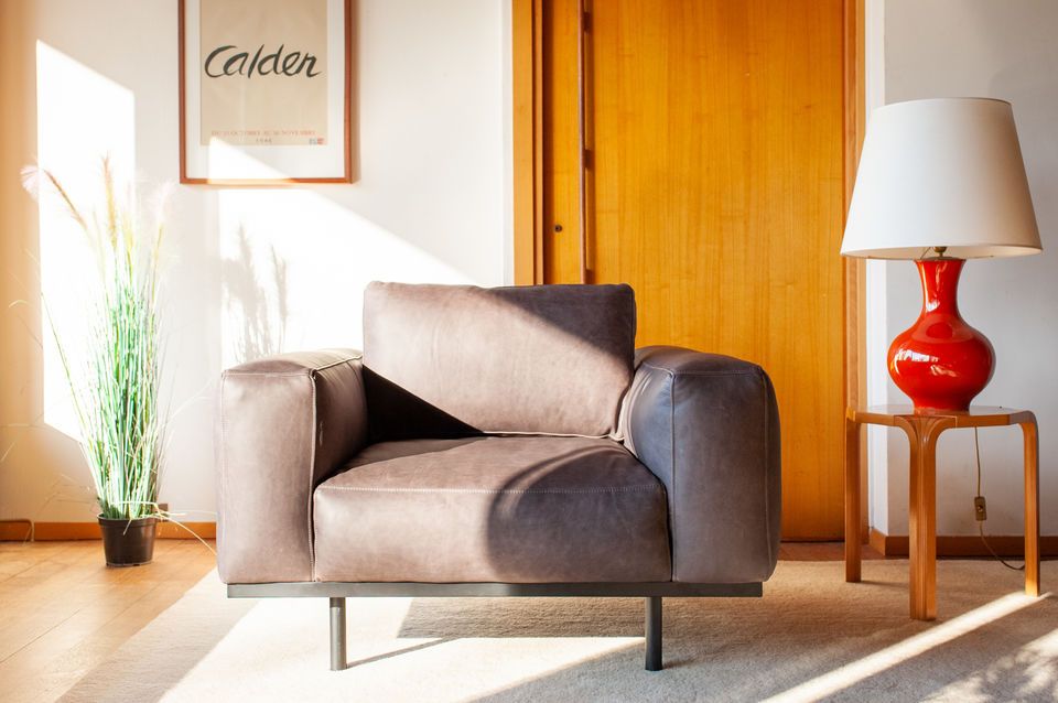 Ein bequemer Sessel mit schlichtem Design